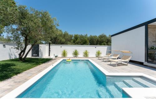 House with pool Mari