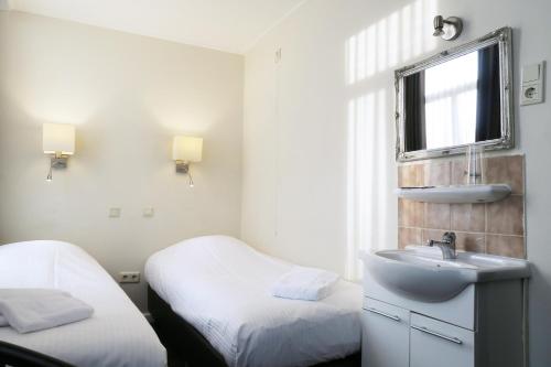 Postel nebo postele na pokoji v ubytování Hotel Carillon