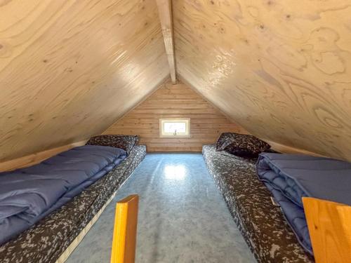 a room with couches in a wooden cabin at Seaside Blue in Ellemeet