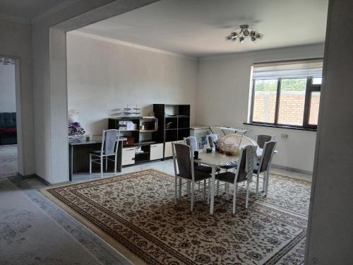 a dining room with a table and chairs at Mary's Home in Korumdy