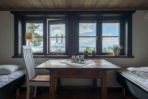 a room with a table and a window with a sink at Backlund Boende i Dalarna in Rättvik