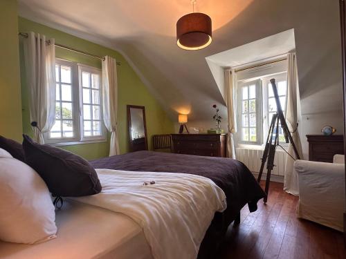 a bedroom with a bed with a camera in it at Le Clos Ker'hadenn, chambres d'hôtes à Saint-Pierre Quiberon, à deux pas de la plage in Saint-Pierre-Quiberon