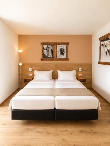 a bedroom with two beds in a room at Alpen Home Room 20 in Kaprun