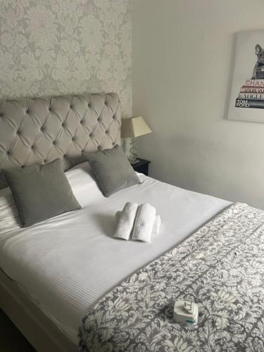 a bedroom with a bed with two towels on it at Stopover Stoford in Stoford