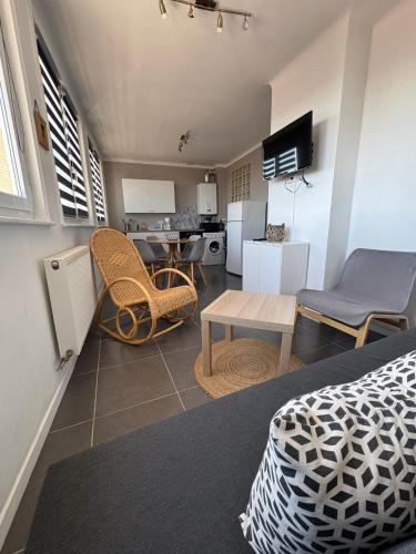 a room with a bed a table and a kitchen at Le logis de la Marina in Calais