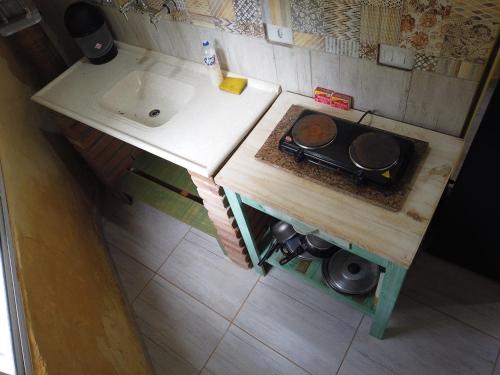 a small kitchen with a stove and a sink at Pousada Spa Saúde Melhor in Extrema