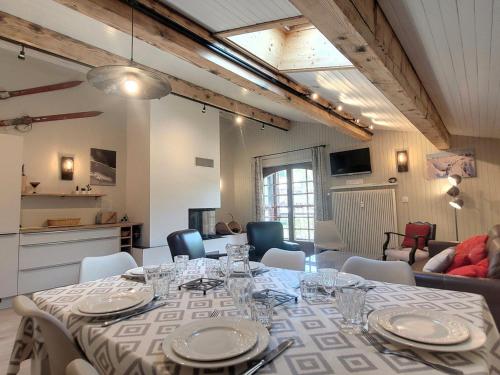 Penthouse rénové pour 6 avec balcon et cheminée