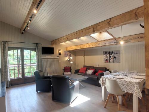 Penthouse rénové pour 6 avec balcon et cheminée