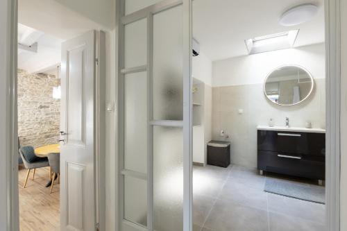 a bathroom with a sink and a mirror at Studio apartman Oreb in Vela Luka