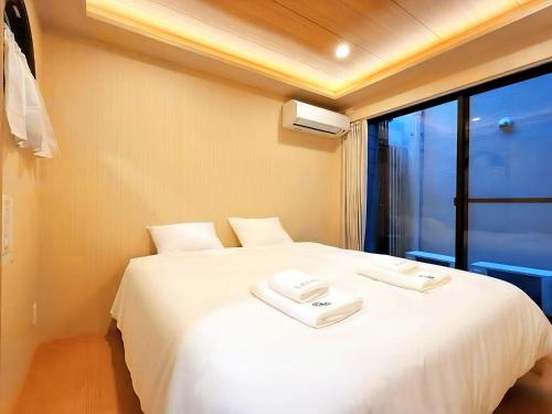 Serene Joy Court , 5 minute walk to the station , 1 stop to Tsutenkaku Tower and Namba , Near the JR Kyoto Line , Close to a 24 hour supermarket , Hot springs