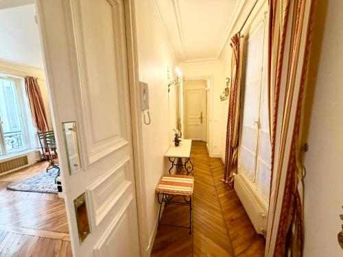 Elegant Haussmann-style apartment Avenue Kléber