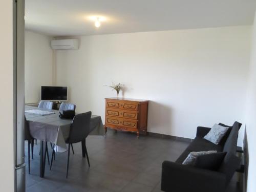 Spacieux T3 Climatisé avec Terrasse à Sète - FR-1-472-213