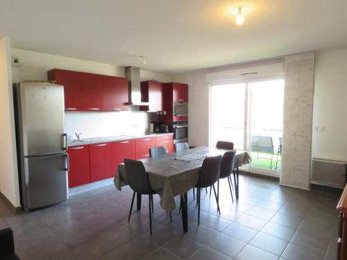 Spacieux T3 Climatisé avec Terrasse à Sète - FR-1-472-213
