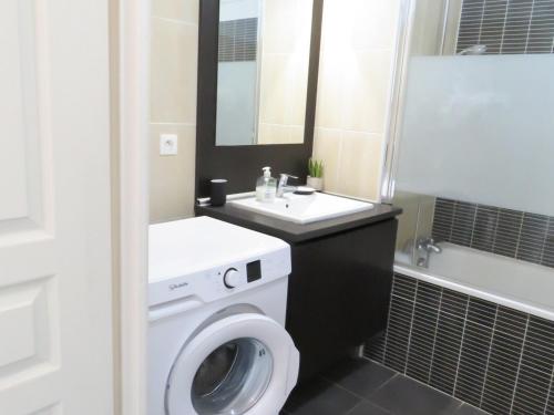 Spacieux T3 Climatisé avec Terrasse à Sète - FR-1-472-213
