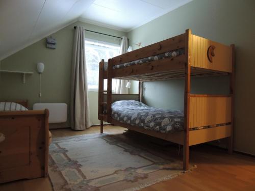 IsfjordenにあるTindelykkeのベッドルーム1室(二段ベッド2組付)