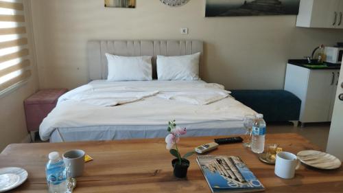 a bedroom with a bed and a wooden table with a coffee table sidx sidx sidx at Hill House butik in Istanbul