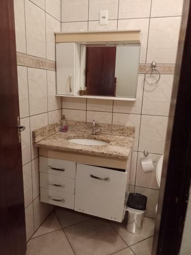 a bathroom with a sink and a mirror at Chácara Mative Socorro SP in Socorro