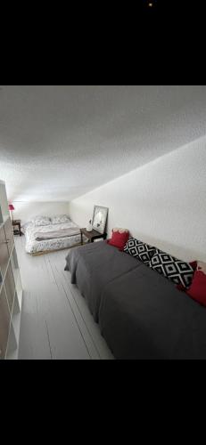 a bedroom with two beds in a room with a ceiling at Appartement Duplex Mezzanine Station Ski Valberg in Péone