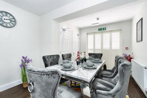 a dining room with a table and chairs at Open Mind Property - Ensuite Room Number 3 in Fareham