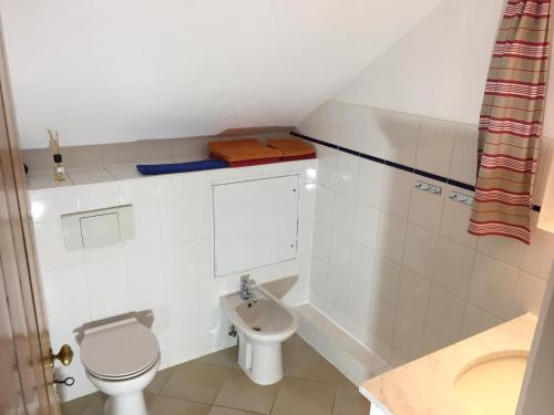 ein kleines Bad mit WC und Waschbecken in der Unterkunft Lilienthalschlösschen in Berlin