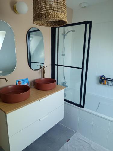 a bathroom with two red sinks and a shower at Guest House Erdeven in Erdeven