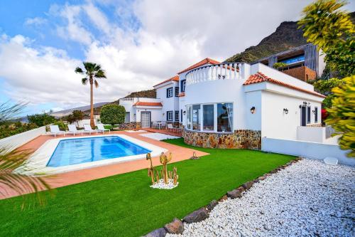 Apartment with private pool