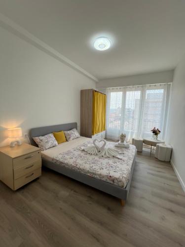 a bedroom with a bed and a dresser and windows at Pau Elégance - 4 Personnes - Pau Hyper Centre - Clemenceau in Pau