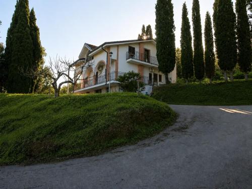 a house on a hill with trees and a road at Fuga dalla città in Aidone