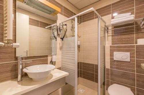 Hotel Port tesisinde bir banyo