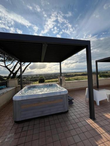 a bed on top of a patio with a roof at Puesta del Sol Roma in Rome
