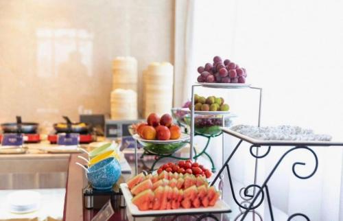 a buffet of fruits and vegetables on a table at ChillNow Hotel Guangzhou in Guangzhou