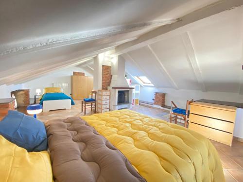 a large bed in the middle of a room at La DISCOGRAFICA, Spaziosa per Gruppi e Famiglie, vicina al Parco Acquatico Leolandia in Trezzano Rosa