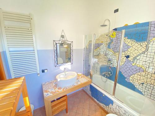 a bathroom with a sink and a shower at La DISCOGRAFICA, Spaziosa per Gruppi e Famiglie, vicina al Parco Acquatico Leolandia in Trezzano Rosa