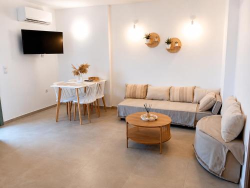 a living room with a couch and a table at Our Kea apartment in Otziás