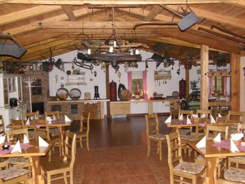 Penzion u Petra في جيسينيك: غرفة طعام مع طاولات وكراسي خشبية