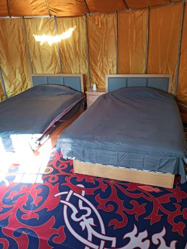 a bedroom with two beds in a tent at mountain glambing in Tappen