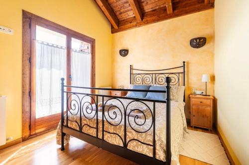 a bedroom with a bed in a room with a window at La Voz del Silencio in Neril