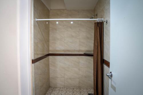 a bathroom with a shower with a shower curtain at ZAMORA EJECUTIVO EXPRESS in Zamora de Hidalgo