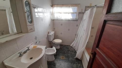 a bathroom with a sink and a toilet at Rosibel in Río Ceballos
