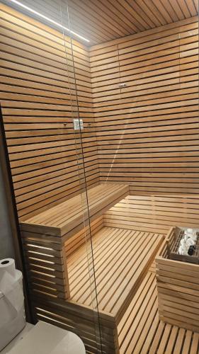 a wooden tub with a toilet in a bathroom at Casa 80 in Monte Belo