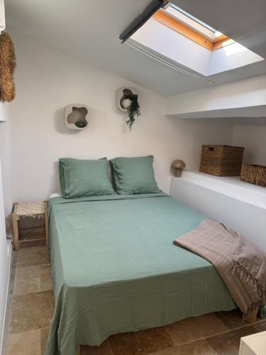 a bedroom with a bed and a skylight at Santorin étoilé- hyper centre in Sanary-sur-Mer