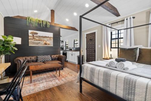 Llit o llits en una habitació de Spearfish Cottages