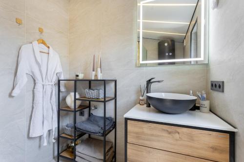 a bathroom with a bowl sink and a mirror at Басейн Чан с Джакузи Дом Посуточно Осокорки Киев in Kyiv