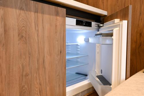 ein leerer Kühlschrank mit offener Tür in der Unterkunft Hotel Unca in Jajce