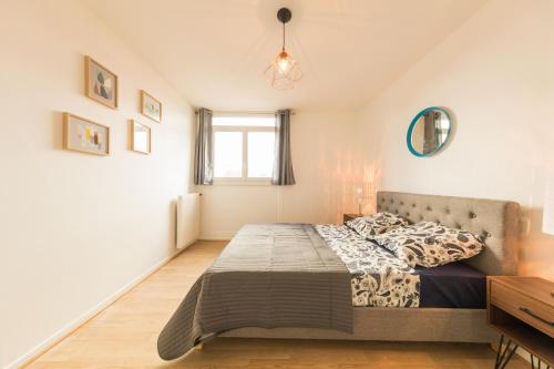 1 dormitorio con cama y ventana en Appartement Les Elfes, en Le Pradet