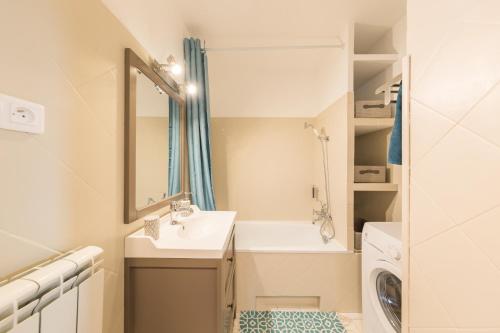 ein kleines Bad mit einem Waschbecken und einer Dusche in der Unterkunft Appartement Les Elfes in Le Pradet