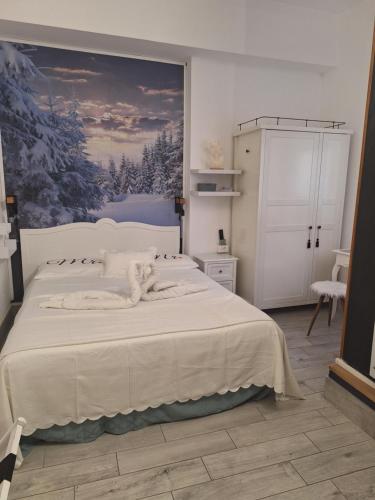 a bedroom with a bed with a cat laying on it at Portico 32 - Merano centro in Merano