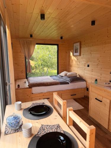 a room with a bed in a wooden cabin at Maringotka na kopečku in Kotaneč