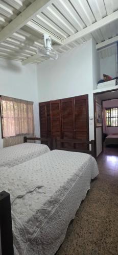 a bedroom with a large bed and a ceiling at Cabaña Las Lajas la pintada in La Pintada