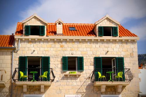 Το κτήριο όπου στεγάζεται  το διαμέρισμα